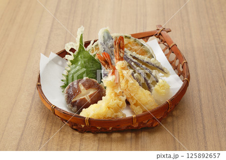 海老の天ぷら盛り合わせ 125892657