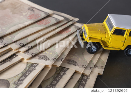 お金とSUV 自動車 お金とSUV 自動車 125892695