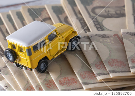 お金とSUV 自動車 お金とSUV 自動車 125892700