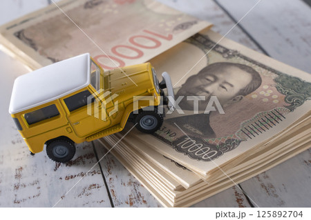 お金とSUV 自動車 お金とSUV 自動車 125892704