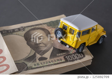 お金とSUV 自動車 お金とSUV 自動車 125892709