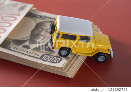 お金とSUV 自動車 お金とSUV 自動車 125892721