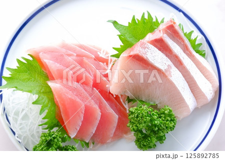 新鮮なお刺身の二種盛り(まぐろ、ハマチ) 新鮮なお刺身の二種盛り(まぐろ、ハマチ) 125892785