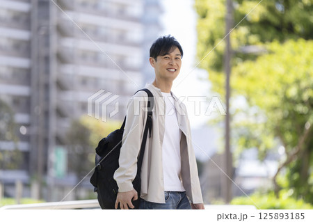 街を歩く笑顔の40代の男性 125893185