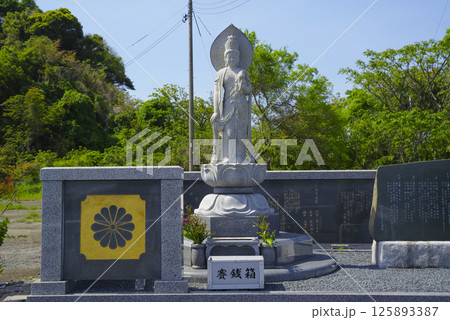 回天神社に建立されている菩薩像 125893387