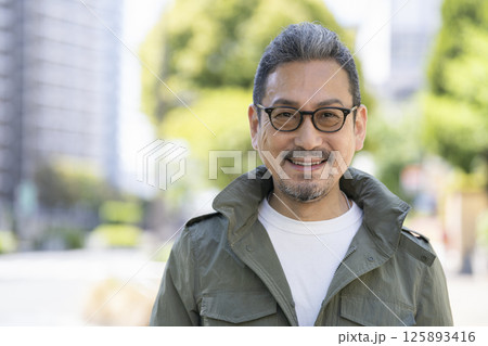 カメラ目線で笑顔の50代後半の男性 125893416