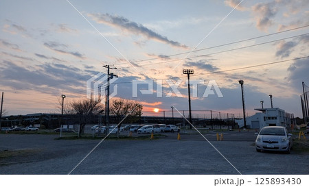 舞浜の夕焼け 125893430