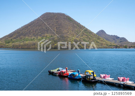 新緑の榛名湖と榛名富士　群馬県 125893569