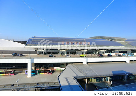 【福岡県】快晴の福岡空港国際線ターミナルビル 【福岡県】快晴の福岡空港国際線ターミナルビル 125893623