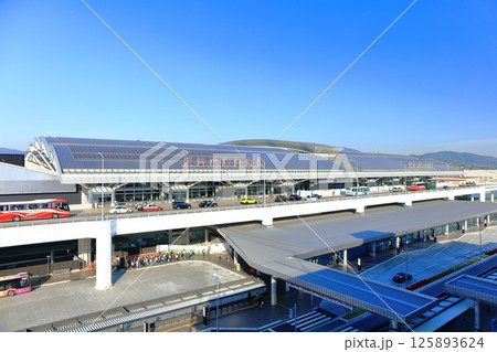 【福岡県】快晴の福岡空港国際線ターミナルビル 【福岡県】快晴の福岡空港国際線ターミナルビル 125893624