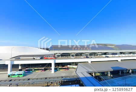 【福岡県】快晴の福岡空港国際線ターミナルビル 125893627