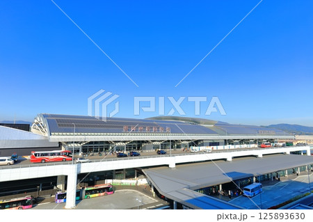 【福岡県】快晴の福岡空港国際線ターミナルビル 125893630