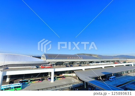 【福岡県】快晴の福岡空港国際線ターミナルビル 125893631