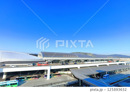 【福岡県】快晴の福岡空港国際線ターミナルビル 125893632