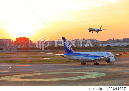 【福岡県】夕焼けの福岡空港 【福岡県】夕焼けの福岡空港 125893637