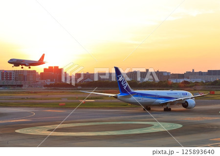 【福岡県】夕焼けの福岡空港 125893640