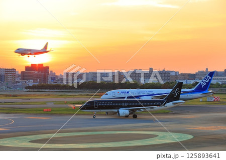 【福岡県】夕焼けの福岡空港 【福岡県】夕焼けの福岡空港 125893641