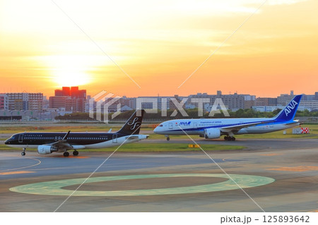 【福岡県】夕焼けの福岡空港 【福岡県】夕焼けの福岡空港 125893642