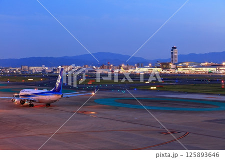【福岡県】福岡空港の夜景（福岡空港国際線ターミナル） 125893646