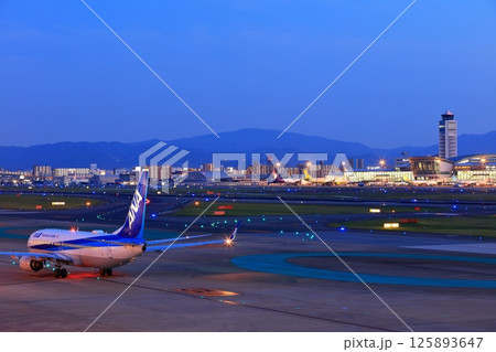 【福岡県】福岡空港の夜景（福岡空港国際線ターミナル） 125893647