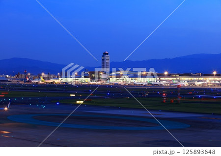 【福岡県】福岡空港の夜景(福岡空港国際線ターミナル) 【福岡県】福岡空港の夜景(福岡空港国際線ターミナル) 125893648