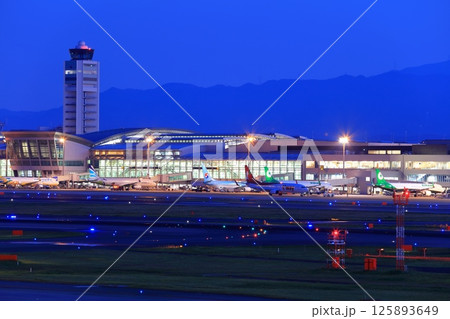 【福岡県】福岡空港の夜景(福岡空港国際線ターミナル) 【福岡県】福岡空港の夜景(福岡空港国際線ターミナル) 125893649