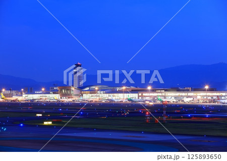 【福岡県】福岡空港の夜景（福岡空港国際線ターミナル） 125893650