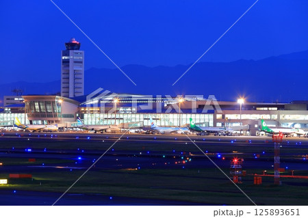 【福岡県】福岡空港の夜景（福岡空港国際線ターミナル） 125893651