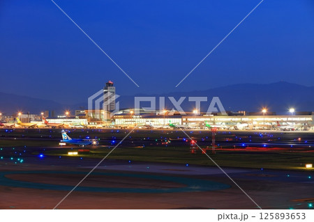 【福岡県】福岡空港の夜景(福岡空港国際線ターミナル) 【福岡県】福岡空港の夜景(福岡空港国際線ターミナル) 125893653