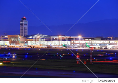 【福岡県】福岡空港の夜景(福岡空港国際線ターミナル) 【福岡県】福岡空港の夜景(福岡空港国際線ターミナル) 125893654
