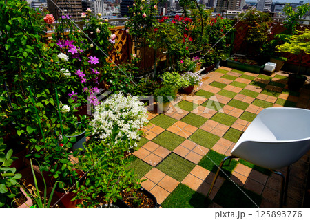 マンションのバルコニーで幸せな休日 お花のある生活 マンションのバルコニーで幸せな休日 お花のある生活 125893776