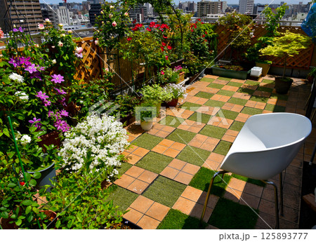 マンションのバルコニーで幸せな休日 お花のある生活 マンションのバルコニーで幸せな休日 お花のある生活 125893777