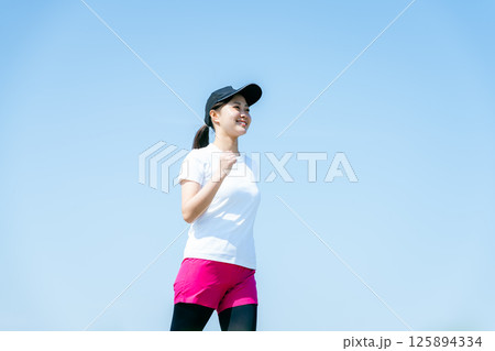 ウォーキングする若い女性 125894334