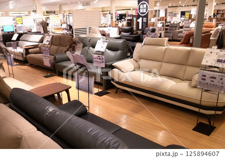 家具売り場　ソファ　ショッピング 125894607