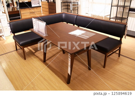 家具売り場　ダイニングテーブルセット　ショッピング 125894619