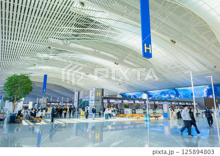 ソウル　仁川国際空港出発ロビー　※一部ソフトフォーカス 125894803