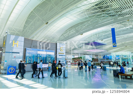 韓国 仁川国際空港出発ロビー ※一部ソフトフォーカス 韓国 仁川国際空港出発ロビー ※一部ソフトフォーカス 125894804