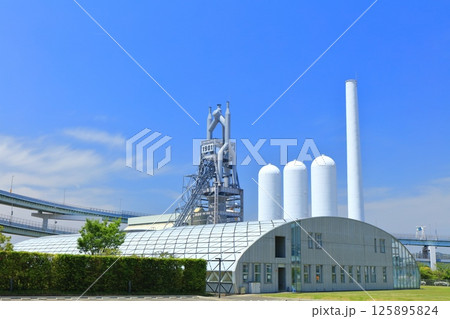 【福岡県】快晴の東田第一高炉跡と北九州市科学館（スペースLABO ANNEX） 125895824