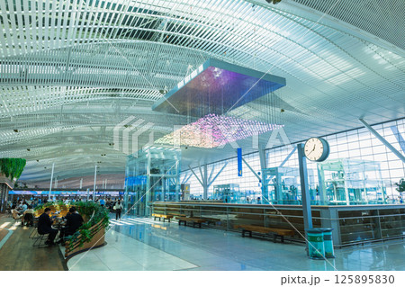 ソウル　仁川国際空港出発ロビー　※一部ソフトフォーカス 125895830