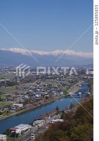 信州安曇野の灌漑施設「拾ヶ堰（じっかせぎ）」風景　安曇野を潤した江戸時代開削の用水路　頭首工俯瞰 125895833