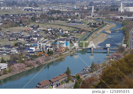 信州安曇野の灌漑施設「拾ヶ堰(じっかせぎ)」風景 安曇野を潤した江戸時代開削の用水路 頭首工俯瞰 信州安曇野の灌漑施設「拾ヶ堰(じっかせぎ)」風景 安曇野を潤した江戸時代開削の用水路 頭首工俯瞰 125895835