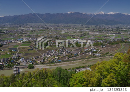 信州安曇野の灌漑施設「拾ヶ堰（じっかせぎ）」風景　安曇野を潤した江戸時代開削の用水路　頭首工俯瞰 125895838