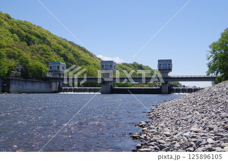 信州安曇野の灌漑施設「拾ヶ堰(じっかせぎ)」風景 安曇野を潤した江戸時代開削の用水路 拾ヶ堰頭首工 信州安曇野の灌漑施設「拾ヶ堰(じっかせぎ)」風景 安曇野を潤した江戸時代開削の用水路 拾ヶ堰頭首工 125896105