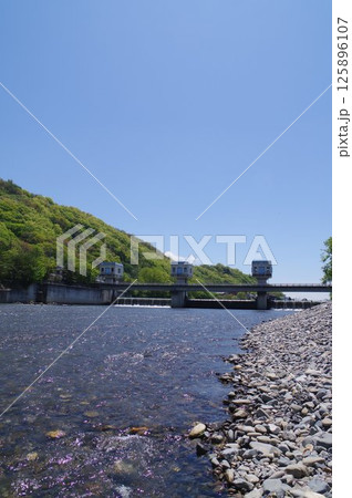 信州安曇野の灌漑施設「拾ヶ堰(じっかせぎ)」風景 安曇野を潤した江戸時代開削の用水路 拾ヶ堰頭首工 信州安曇野の灌漑施設「拾ヶ堰(じっかせぎ)」風景 安曇野を潤した江戸時代開削の用水路 拾ヶ堰頭首工 125896107