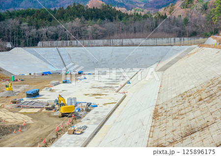 山間部の工事現場 125896175
