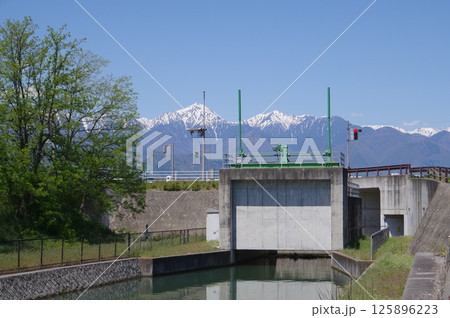 信州安曇野の灌漑施設「拾ヶ堰(じっかせぎ)」風景 安曇野を潤した江戸時代の用水路 松本側サイフォン 信州安曇野の灌漑施設「拾ヶ堰(じっかせぎ)」風景 安曇野を潤した江戸時代の用水路 松本側サイフォン 125896223
