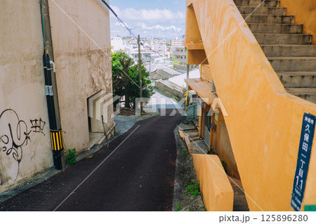 沖縄市コザの街の風景 125896280