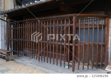 日本らしい伝統的な木造建築物の外観 125896290
