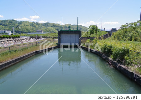 信州安曇野の灌漑施設「拾ヶ堰(じっかせぎ)」風景 安曇野を潤した江戸時代の用水路 安曇野側出口 信州安曇野の灌漑施設「拾ヶ堰(じっかせぎ)」風景 安曇野を潤した江戸時代の用水路 安曇野側出口 125896291