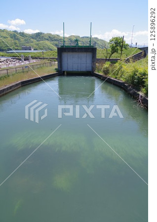 信州安曇野の灌漑施設「拾ヶ堰(じっかせぎ)」風景 安曇野を潤した江戸時代の用水路 安曇野側出口 信州安曇野の灌漑施設「拾ヶ堰(じっかせぎ)」風景 安曇野を潤した江戸時代の用水路 安曇野側出口 125896292